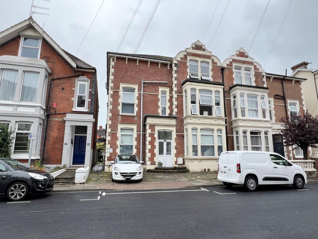 Lot: 100 - FREEHOLD SIX-BEDROOM HMO AND PAIR OF FLATS - 